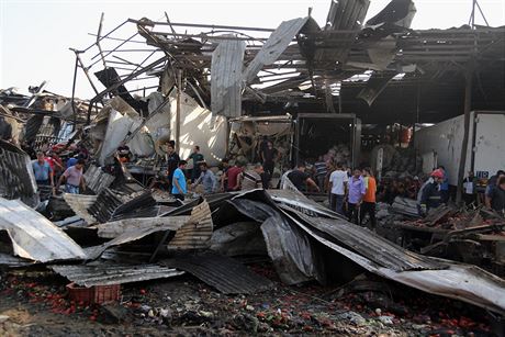 Následky výbuchu na trnici v Bagdádu, který provedli islamisté loni v srpnu. 