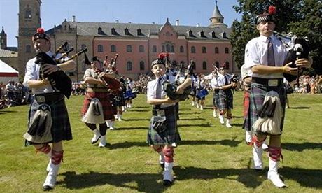 Na Skotských hrách na Sychrov budou k vidní tartany, kilty i skotské dudy,...