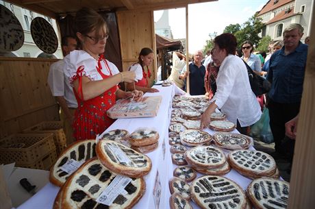 Oblíbenou pochoutkou, která se prodává pi Chodských slavnostech, jsou koláe.