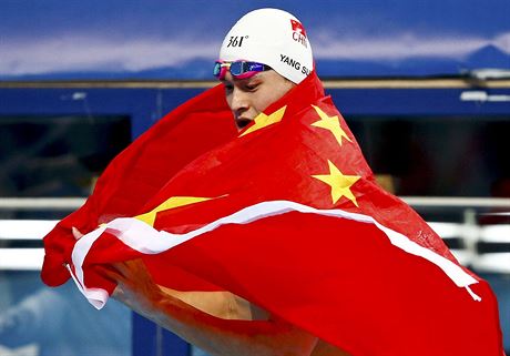 ínská plavecká hvzda Sun Jang se raduje z titulu mistra svta.