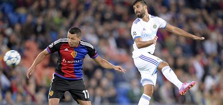 Marek Suchý (vlevo) z Basileje a Eden Ben Basat z Maccabi Tel Aviv v souboji o...