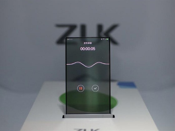 Prototyp smartphonu s prhledným displejem od znaky ZUK.