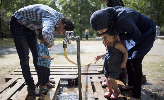 Uprchlíci v Berlín se osvují bhem ekání ped ministerstvem sociální pée,...