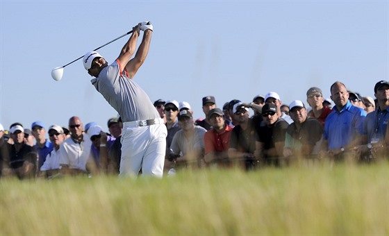 Jason Day odpaluje míek bhem 3. kola PGA Championship.