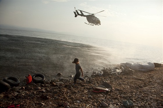 Vrtulník Frontexu krouí nad ostrovem Lesbos. Na základ Frontexu nová pobení strá vzniká.