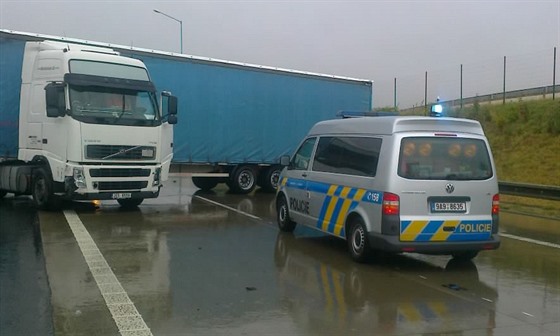 Nehoda kamionu zablokovala provoz na Pražském okruhu u Modletic (17.8.2015)