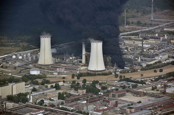 Letecké zábry poáru v areálu chemiky Unipetrol v  Záluí u Litvínova.