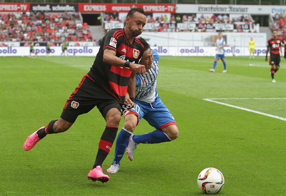 Karim Bellarabi (vlevo) svádí souboj s Kimem Jin-Suem bhem utkání Leverkusen -...