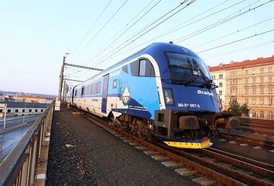 Zrychlení nezajistí jen modernizovaná trať. Klíčové bude nasazení expresních přímých vlaků.