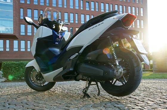 Manažerská Limuzína Na Dvou Kolech Honda Forza Je Městský Křižník