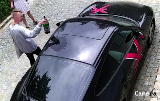 Vandal auto hudebníka Daniela Landy pokrábal kamenem, poplival a polil pivem.