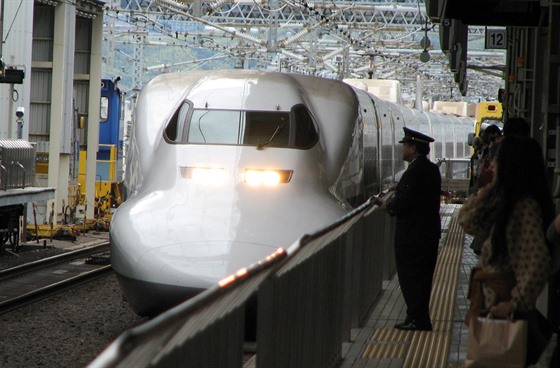 Rozlehlé Japonsko protíná síť vysokorychlostních tratí šinkanzen. Snímek ze stanice Kjóto.