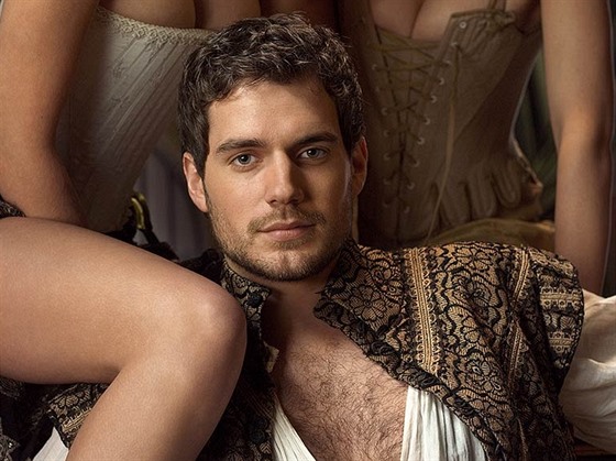 Henry Cavill je divákm známý i z výpravného seriálu Tudorovci.