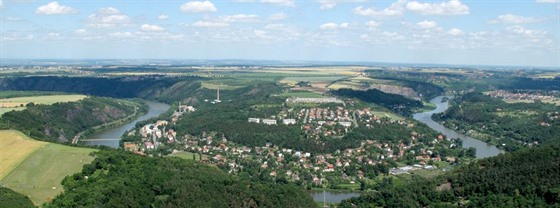 Obec Husinec-Řež se rozprostírá na poloostrově obtékaném řekou Vltavou.