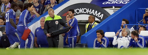 José Mourinho, trenér Chelsea (druhý zprava) se dohaduje s týmovou lékakou...
