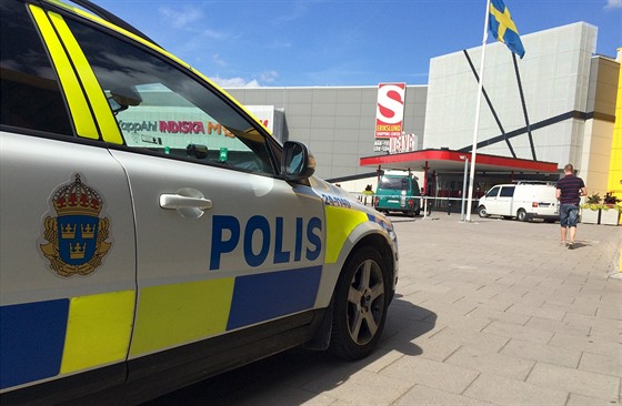 Eritrejský útočník ubodal dva lidi ve švédském obchodním domě IKEA (10. srpna...