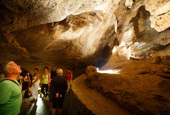 Koněpruské jeskyně navštíví v současných vedrech denně osm set lidí, o víkendu...