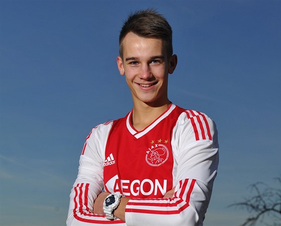 Mladý fotbalista Václav erný si me poprvé zahrát za áko Ajaxu Amsterdam.