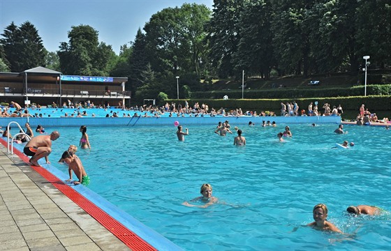 V rekreaním bazénu (vpedu) se voda barví do zelena kvli chybjící filtraci.