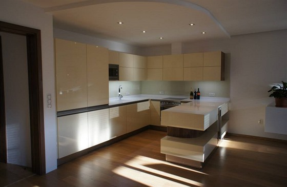 Sádrokartonový podhled se zapuštěnými světly vymezuje prostor kuchyně.