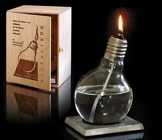Olejová lampa ve tvaru žárovky (12×12×18 cm) na kovovém podstavci je z...