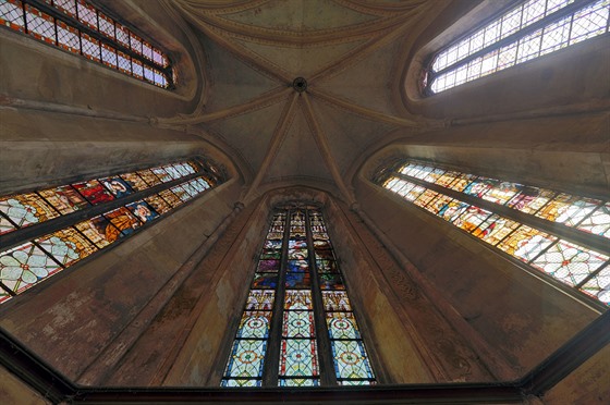 Cheb zaal s opravami poniených historických vitráí na frantikánském kostele...