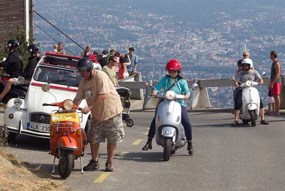 Úastníci Vespa srazu na Jetdu.