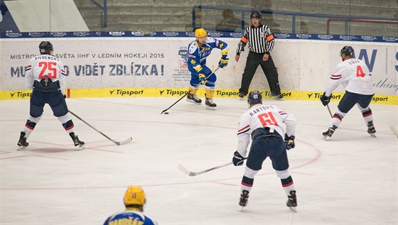 Momentka z pípravného hokejového duelu mezi Zlínem (modrolutá) a Slovanem...