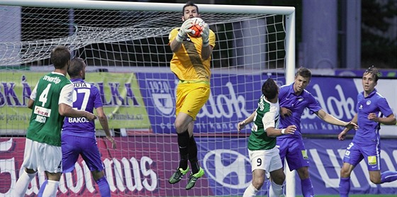 Liberecký gólman Tomá Koubek zasahuje v severoeském derby.