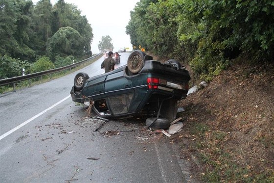 Osmnáctiletý idi nezvládl ízení na mokré silnici a obrátil auto na stechu....