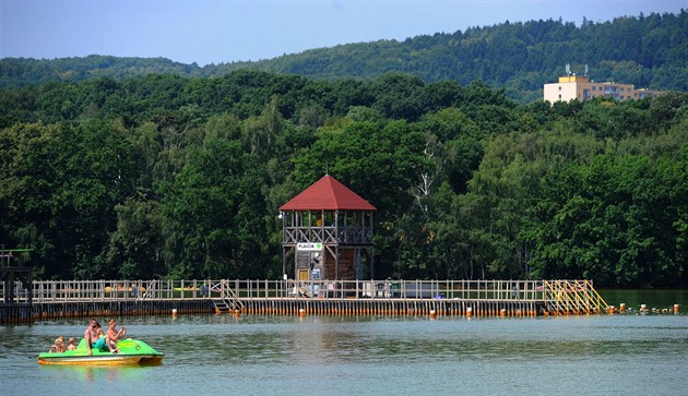 Hlavní molo a plavická bouda na Kamencovém jezee. 