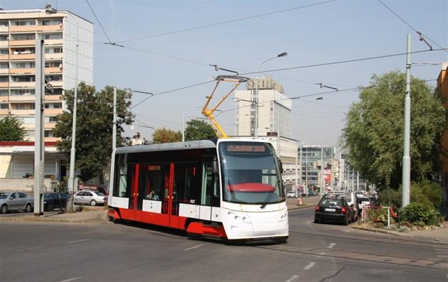 Nová tramvaj 15T4 ForCity Alfa zatáčí na Pankráci do ulice Na Veselí.