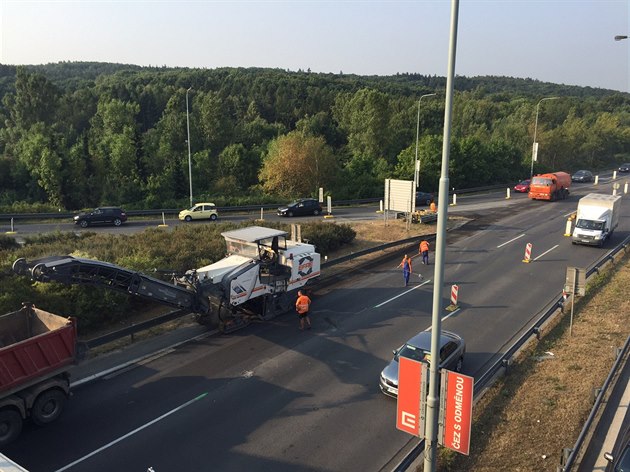 Frézování vozovky na Jiní spojce za nájezdem na dálnici D1.