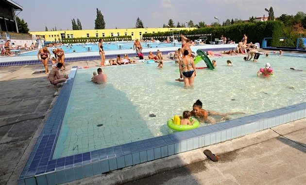 Venkovní koupalit plaveckého areálu v Plzni na Slovanech. (13. srpna 2015)