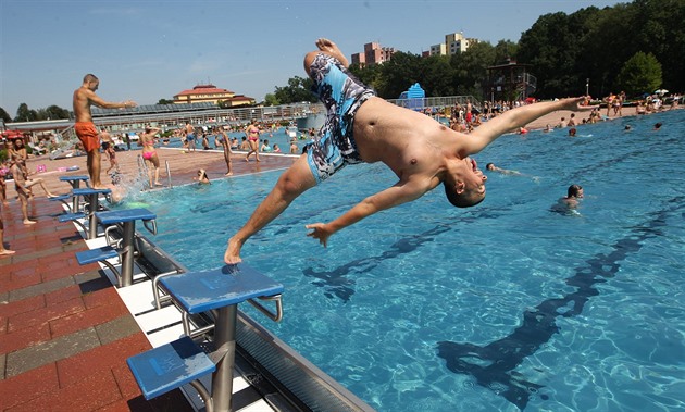 Bez omezení, ale dráže. Koupaliště finišují s přípravami na novou sezonu