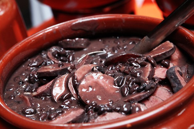 Feijoada je brazilský pokrm z �erných fazolí a n�kolika druh� masa.