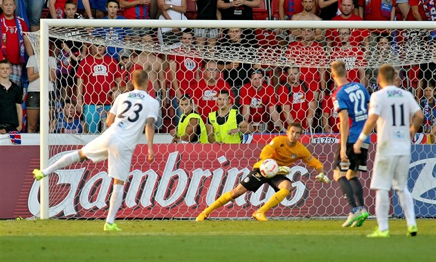 Slovácký branká� Milan He�a zasahuje p�i �anci Plzn�.