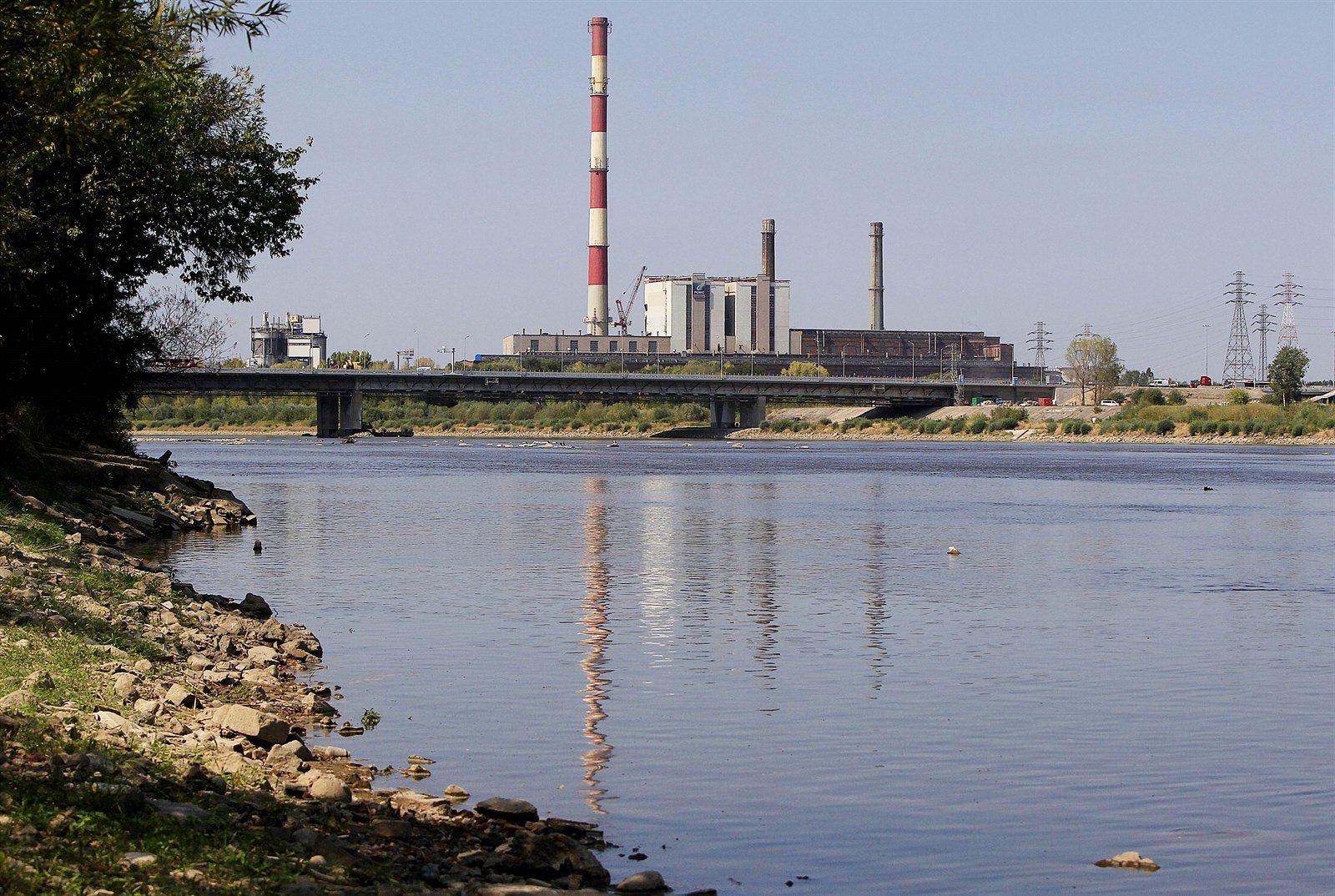 Elektrárna Zeran, která zásobuje Var�avu, le�í na �ece Visla. Ta má v�ak kv�li...