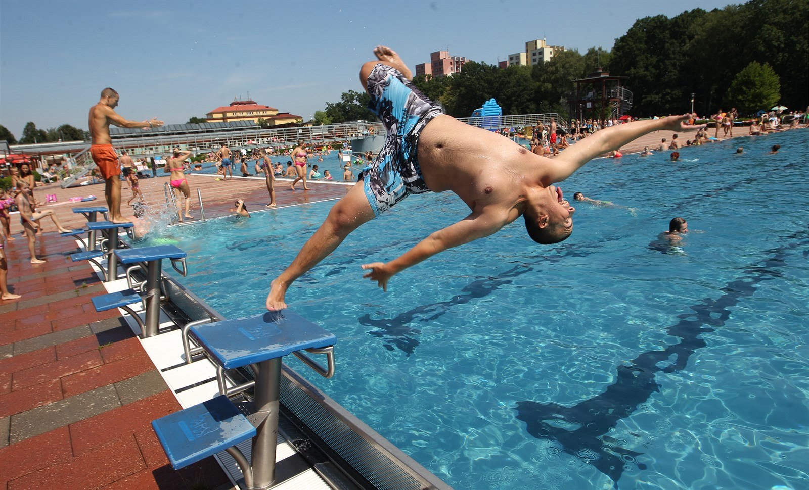Rychle se blí�í doba, kdy lidé vyrazí za osv�ením i zábavou na koupali�t�. (ilustra�ní foto)