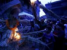 MODLA. Lidé zapalují zpodobnní démona Ghantakarny bhem festivalu ve...