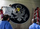 Pracovníci pipevnili v noci na budovu znak USA a nápis Ambasáda Spojených...