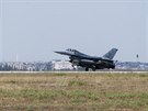 Americká stíhaka F-16 pistává na základn Incirlik na jihu Turecka (10. srpna...