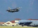 Americká stíhaka F-16 pistává na základn Incirlik na jihu Turecka (9. srpna...