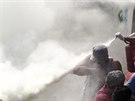 ecká policie rozhání protestující bence na ostrov Kos pomocí hasicích...