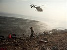 Vrtulník agentury Frontex krouí nad pláemi ostrova Lesbos (10. 8. 2015)