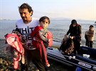 Rodina syrských uprchlík vystupuje ze lunu na plái eckého ostrova Kos (11....