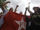 Píznivci vládní Strany pracujících se seli v Sao Paolu (16. 8. 2015)