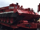 Speci�ln� vypro��ovac� tank, kter� zasahoval u techniky zapadl� v bahn� rybn�ka...
