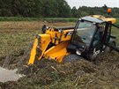 Traktory zapadly do bahna vypu�t�n�ho rybn�ka v Dymokurech na Nymbursku. Tahal...