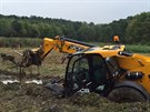 Traktory zapadly do bahna vypu�t�n�ho rybn�ka v Dymokurech na Nymbursku. Tahal...